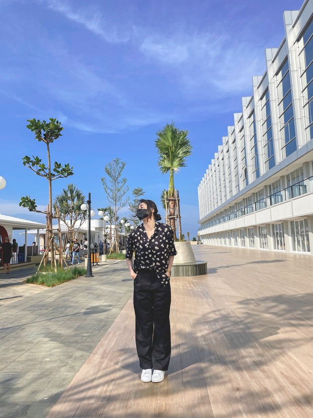 Gaya Serba Hitam ala Shani JKT48. Foto: Twitter.com/N_ShaniJKT48 Gaya Serba Hitam ala Shani JKT48. Foto: Twitter.com/N_ShaniJKT48