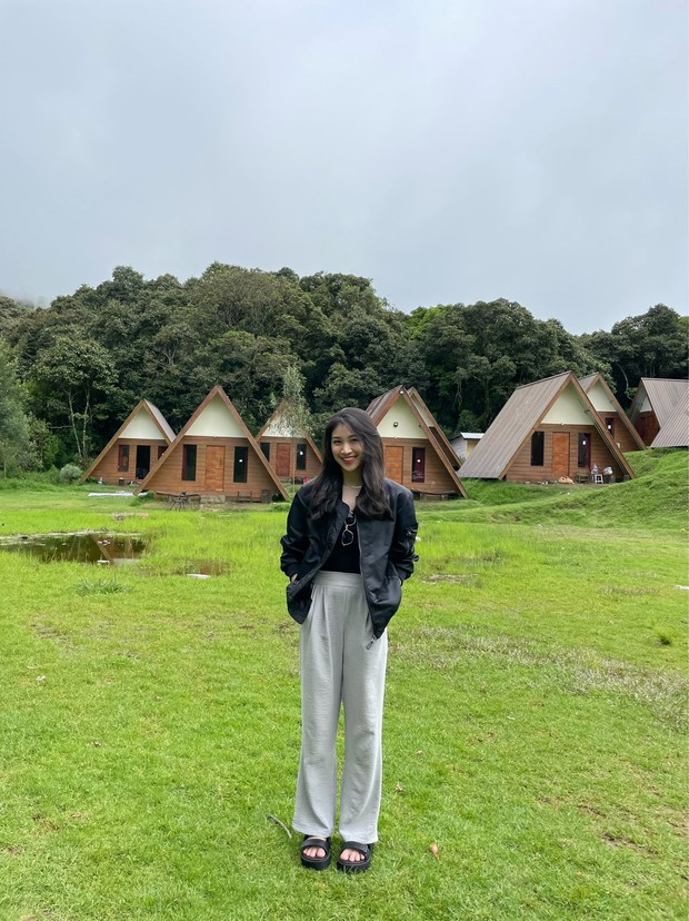 Gaya Serba Hitam ala Shani JKT48. Foto: Twitter.com/N_ShaniJKT48 Gaya Serba Hitam ala Shani JKT48. Foto: Twitter.com/N_ShaniJKT48