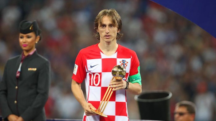 MOSCOW, RUSSIA - JULY 15:   Luka Modric of Croatia poses with the FIFA Golden Ball for player of the tournament at the end of the 2018 FIFA World Cup Russia Final between France and Croatia at Luzhniki Stadium on July 15, 2018 in Moscow, Russia. (Photo by Robbie Jay Barratt - AMA/Getty Images)