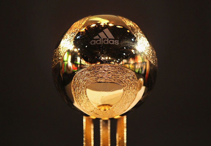 Golden Ball Piala Dunia MOSCOW, RUSSIA - JULY 15: Luka Modric of Croatia poses with the FIFA Golden Ball for player of the tournament at the end of the 2018 FIFA World Cup Russia Final between France and Croatia at Luzhniki Stadium on July 15, 2018 in Moscow, Russia. (Photo by Robbie Jay Barratt - AMA/Getty Images)