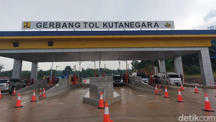 GT Kutanegara di Jalan Tol Jakarta-Cikampek II Selatan. Tol ini akan dibuka fungsional di saat libur Natal dan Tahun Baru 2023.