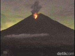 Gunung Semeru Semburkan Lava Pijar ke Arah Besuk Kobokan