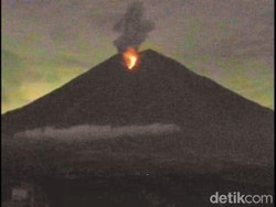 Gunung Semeru Keluarkan Lava Pijar Sejauh 1 KM ke Besuk Kobokan