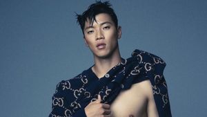 8 Foto Ganteng Hwang Hee Chan, Pemain Bola Korea yang Viral Pakai Bra