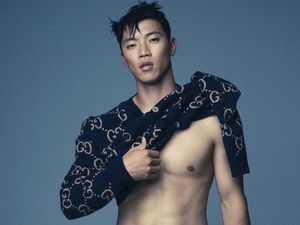 8 Foto Ganteng Hwang Hee Chan, Pemain Bola Korea yang Viral Pakai Bra