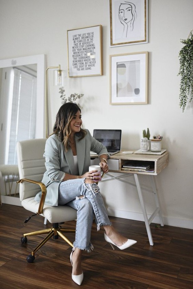 gambaran seseorang yang suka berbicara sendiiri sebagai salah satu tanda kecerdasannya di atas rata-rata