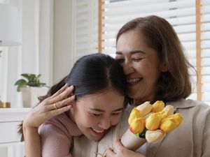 30 Contoh Surat untuk Ibu Penuh Makna dan Haru Dalam Bahasa Indonesia-Inggris 30 Contoh Surat untuk Ibu Penuh Makna dan Haru Dalam Bahasa Indonesia-Inggris