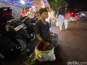 Menyemai Asa ala Bocah Penjual Salak di Bandung Menyemai Asa ala Bocah Penjual Salak di Bandung