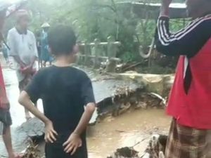 Jalan Penghubung Prawoto-Pakem Pati Rusak Parah Diterjang Banjir