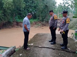 Jembatan Gantung di Trenggalek Hanyut Terhantam Rumpun Bambu