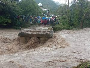Jembatan di Polman Sulbar Putus Diterjang Banjir Jembatan di Polman Sulbar Putus Diterjang Banjir