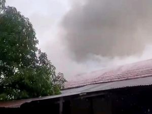 Damkar Padamkan Kebakaran Asrama Polisi di Makassar