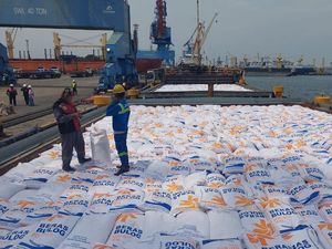 Bulog Guyur 10.000 Ton Beras Impor ke Cipinang, Harga Bakal Turun?