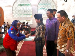 Wamen ATR Serahkan 44 Sertifikat Tanah di Kabupaten Sukabumi