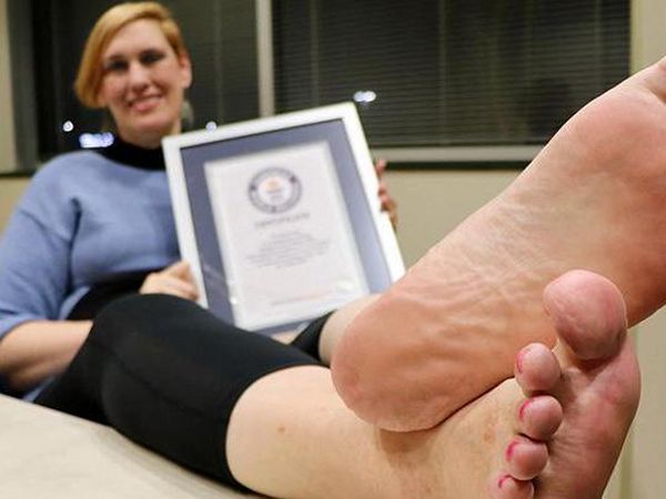 Kenalkan Tanya Herbert, Wanita Pemegang Rekor Kaki Terbesar