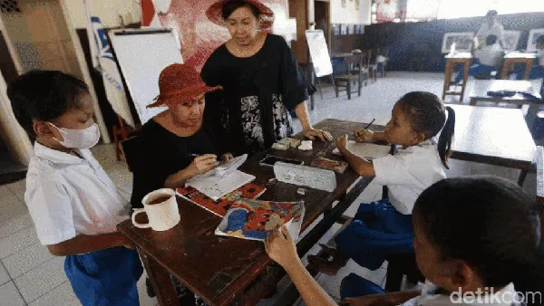 Kisah Guru Kembar 32 Tahun Cerdaskan Anak Terlantar