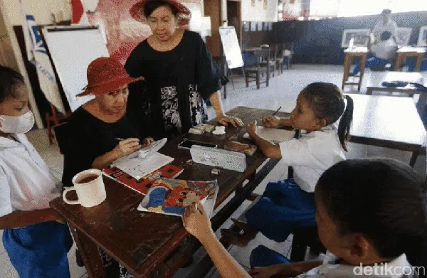 Kisah Guru Kembar 32 Tahun Cerdaskan Anak Terlantar