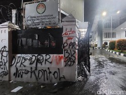 Ricuh Demo Tolak KUHP di Bandung, Polisi: 14 Bom Molotov Dilempar