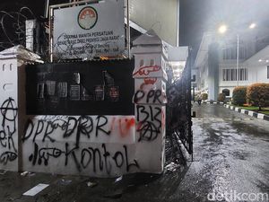 Ricuh Demo Tolak KUHP di Bandung, Polisi: 14 Bom Molotov Dilempar Ricuh Demo Tolak KUHP di Bandung, Polisi: 14 Bom Molotov Dilempar