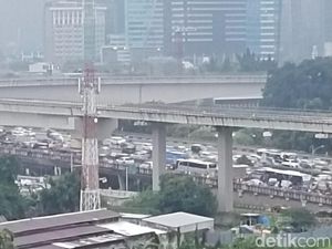 Jakarta Diguyur Hujan, Lalin Sudirman hingga Kuningan Macet Sore Ini!