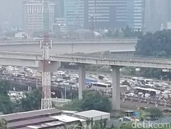 Jalan Sudirman Padat-Merayap Usai Jakarta Diguyur Hujan Deras!