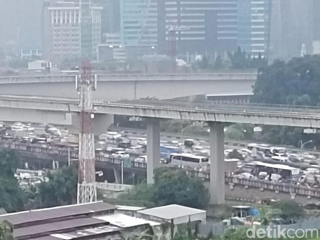 Jalan Sudirman Padat-Merayap Usai Jakarta Diguyur Hujan Deras! Jalan Sudirman Padat-Merayap Usai Jakarta Diguyur Hujan Deras!