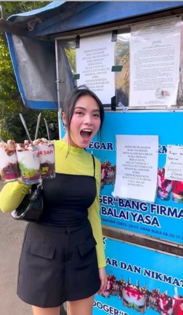 Magda Berburu Minuman dengan Outfit Santai Magda Berburu Minuman dengan Outfit Santai