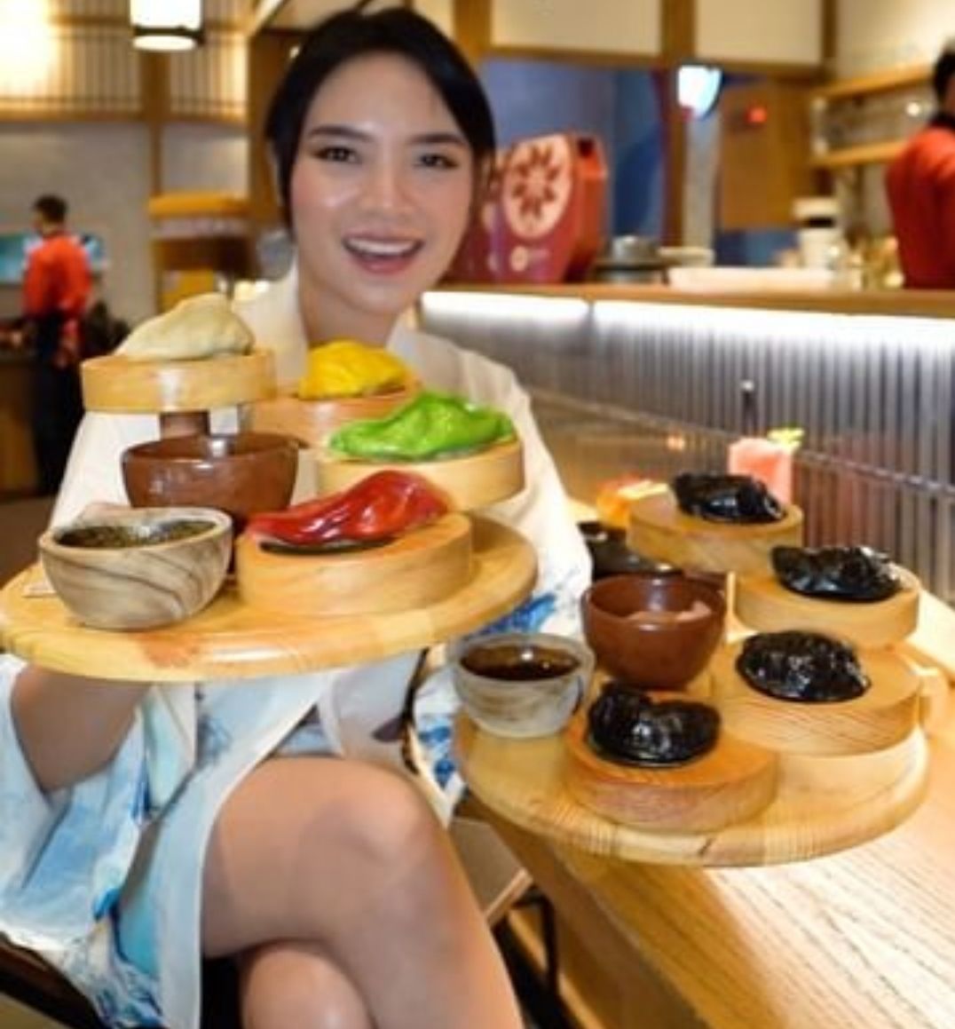 Magda dengan Atasan Terlihat seperti model kimono dan short pants. Foto Instagram: mgdalenaf