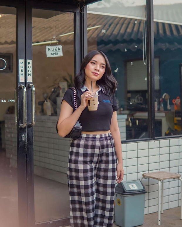 Magda dengan Crop Top Model T-Shirt dan Celana Tartan Magda dengan Crop Top Model T-Shirt dan Celana Tartan