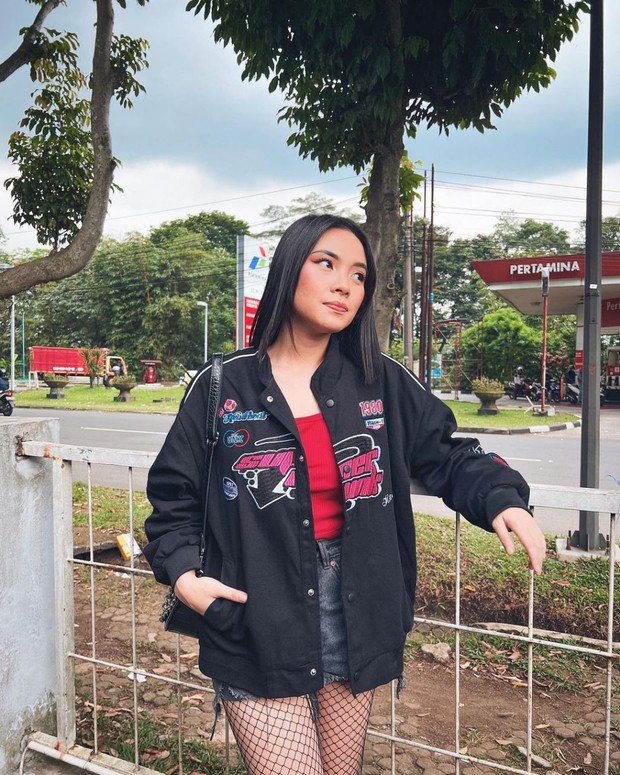 Magda dengan Jaket dan Short Pants