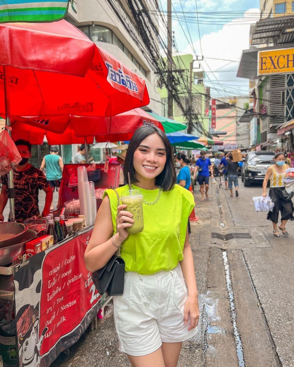 Magda dengan Kaos Santai Light Green dan Celana Pendek Putih. Foto Instagram: mgdalenaf