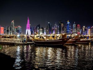 Memandangi Panorama Kota Doha Bermandikan Cahaya