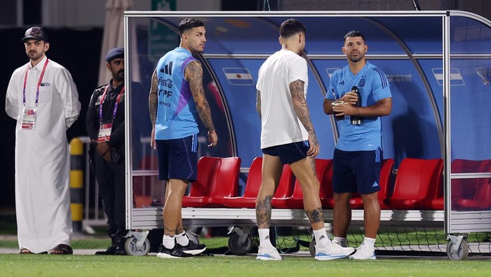 Messi Absen Latihan Jelang Final Piala Dunia, Ada Apa? DOHA, QATAR - DECEMBER 15: Former Footballer, Sergio Aguero looks on from the bench during the Argentina training session ahead of the World Cup Final match against France at Qatar University on December 15, 2022 in Doha, Qatar. (Photo by Alex Pantling/Getty Images)