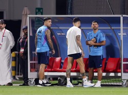 Menariknya di saat Messi tidak hadir di lapangan latihan, justru Sergio Aguero yang tampak. Sahabat Messi itu terlihat mengenakan baju latihan timnas Argentina dan menyaksikan Tim Tango menjalani latihan. (Alex Pantling/Getty Images)
