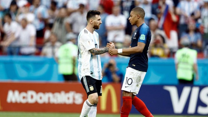 Lionel Messi (l) of Argentina and Kylian Mbappe of France embrace after the 2018 FIFA World Cup Russia Round of 16 match between France and Argentina at Kazan Arena on June 30, 2018 in Kazan, Russia.  (Photo by Mehdi Taamallah/NurPhoto via Getty Images)