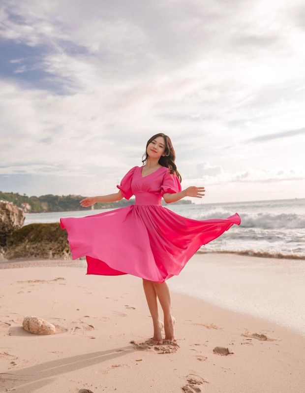 Outfit ke pantai ala Molita Lin. Foto: Instagram.com/molitalin