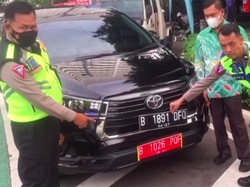 Nekat! Innova Pakai Pelat Merah Palsu Biar Terhindar Ganjil Genap