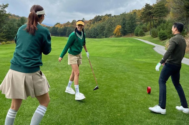 Potret Han Hyo Joo bermain golf
