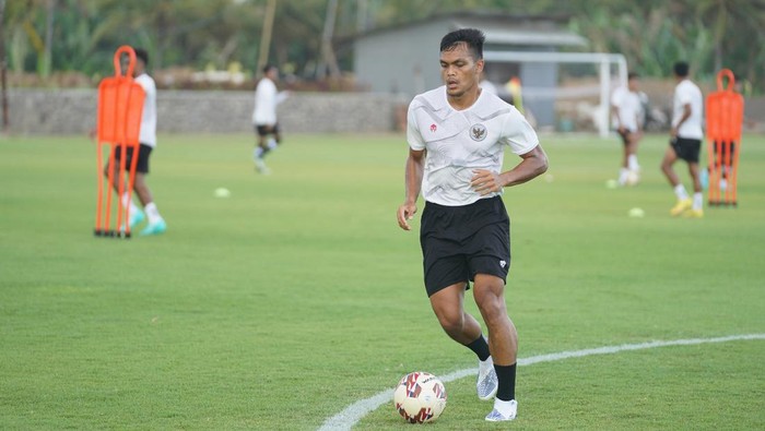 Rachmat Irianto dalam TC Timnas Indonesia di Bali menjelang Piala AFF 2022.
