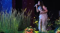 Anggunnya Raisa Bernyanyi di Antara Ilalang