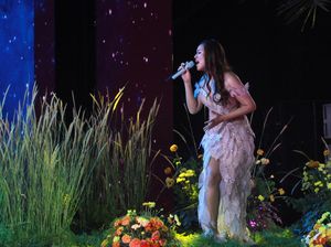 Anggunnya Raisa Bernyanyi di Antara Ilalang Anggunnya Raisa Bernyanyi di Antara Ilalang