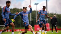 Raphael Varane (kiri, Prancis) dan Lisandro Martinez (tengah, Argentina) biasanya saling bahu membahu di pertahanan Manchester United, namun keduanya harus bermusuhan dulu di final Piala Dunia 2022. Foto: Manchester United via Getty Imag/Ash Donelon