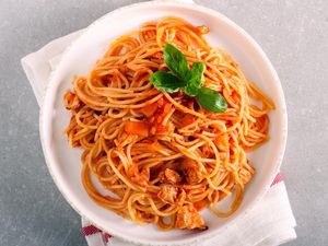 Resep Spaghetti Saus Ayam Tomat yang Gurih Segar untuk Menu Akhir Pekan