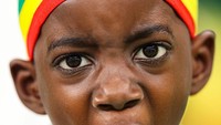 Seorang anak tampak bersemangat saat mendukung Timnas Senegal. (Salih Zeki Fazlioglu/Getty Images)