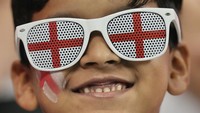 Seorang anak memakai kacamata dengan bendera Swiss. (Fareed Kotb/Getty Images)