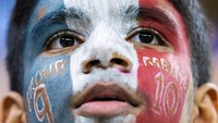 Seorang anak melukis wajahnya dengan bendera Prancis. (Simon Bruty/Getty Images)
