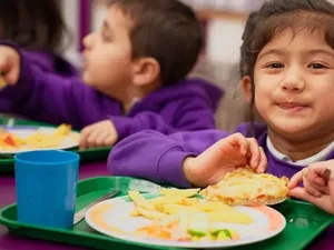 Lihat Ibu dan Anak Hanya Makan Pakai Kuah, Pria Ini Langsung Belikan Lauk Lihat Ibu dan Anak Hanya Makan Pakai Kuah, Pria Ini Langsung Belikan Lauk
