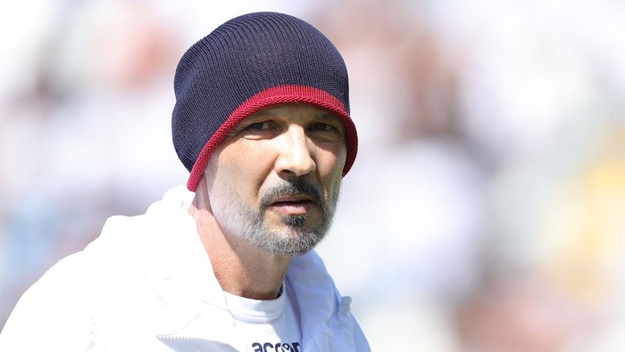 LA SPEZIA, ITALY - SEPTEMBER 04: Sinisa Mihajlovic manager of Bologna FC looks on during the Serie A match between Spezia Calcio and Bologna FC at Stadio Alberto Picco on September 4, 2022 in La Spezia, Italy. (Photo by Gabriele Maltinti/Getty Images)