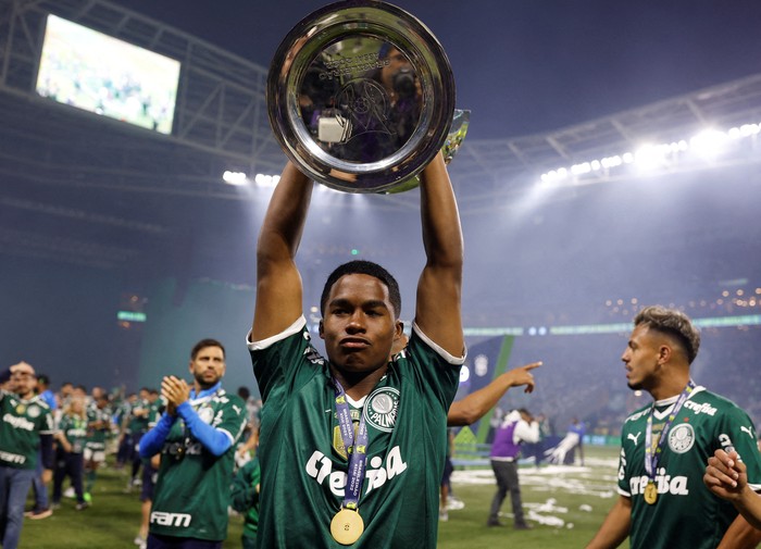 SOCCER-SPAIN-MAD/ENDRICK FILE PHOTO: Soccer Football - Brasileiro Championship - Palmeiras v America Mineiro - Allianz Parque, Sao Paulo, Brazil - November 9, 2022 Palmeiras' Endrick celebrates with the trophy after winning the Brasileiro Championship REUTERS/Amanda Perobelli/File Photo