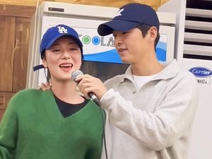 Momen Reuni Pemain Vincenzo, Song Joong Ki Rangkul Bahu Jeon Yeo Bin Momen Reuni Pemain Vincenzo, Song Joong Ki Rangkul Bahu Jeon Yeo Bin